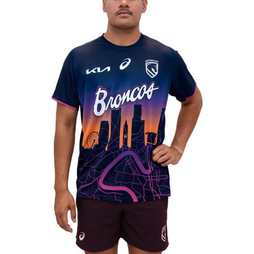 ASICS BRONCOS RUN OUT TEE 2026